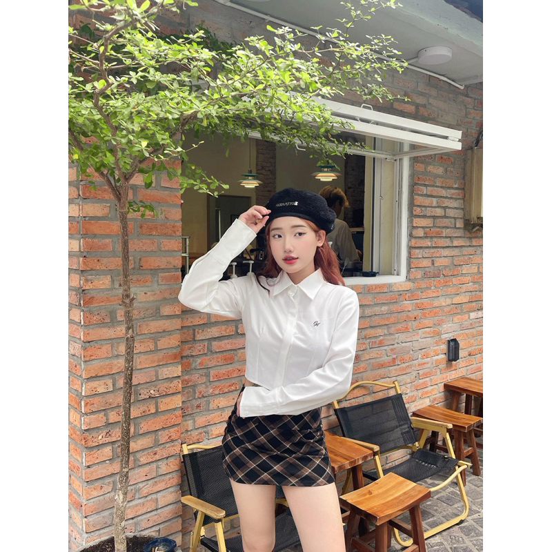 Áo sơ mi croptop thêu logo