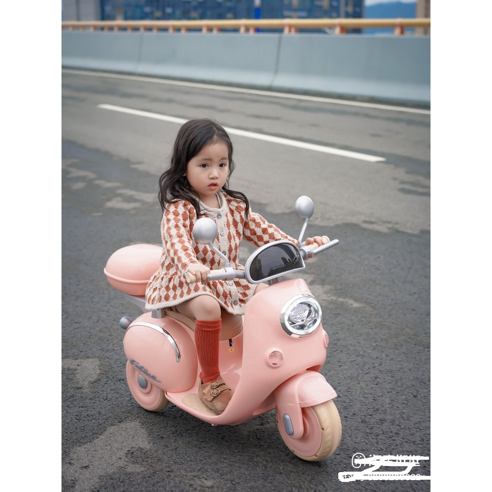 Xe Vespa loại mới cho bé có gương cho bé có kèm sạc cao cấp