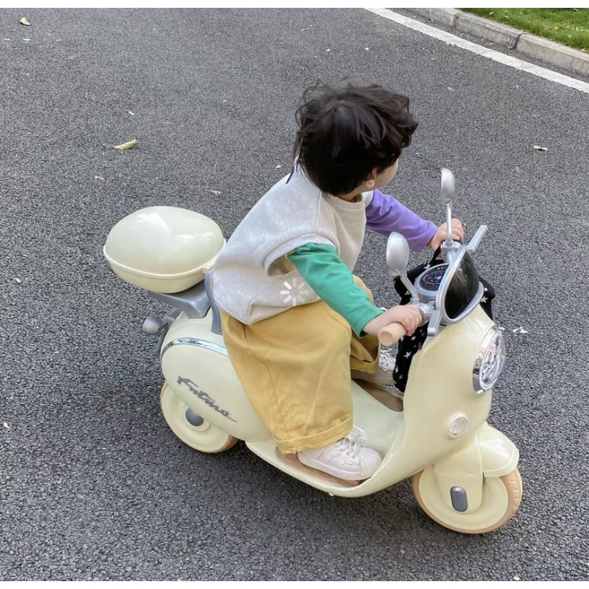 Xe Vespa loại mới cho bé có gương cho bé có kèm sạc cao cấp