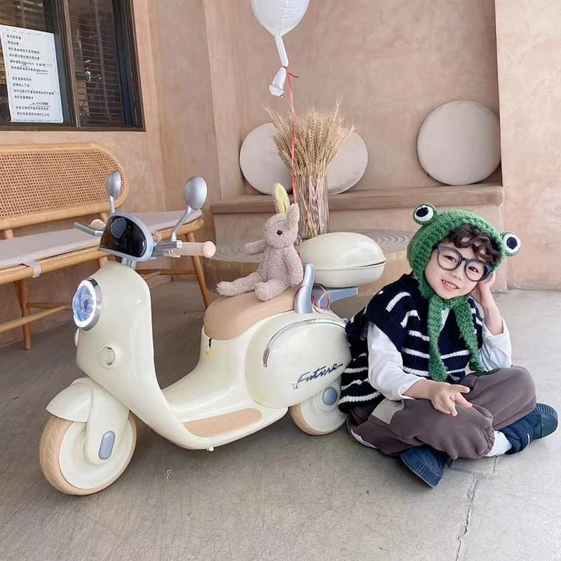 Xe Vespa loại mới cho bé có gương cho bé có kèm sạc cao cấp