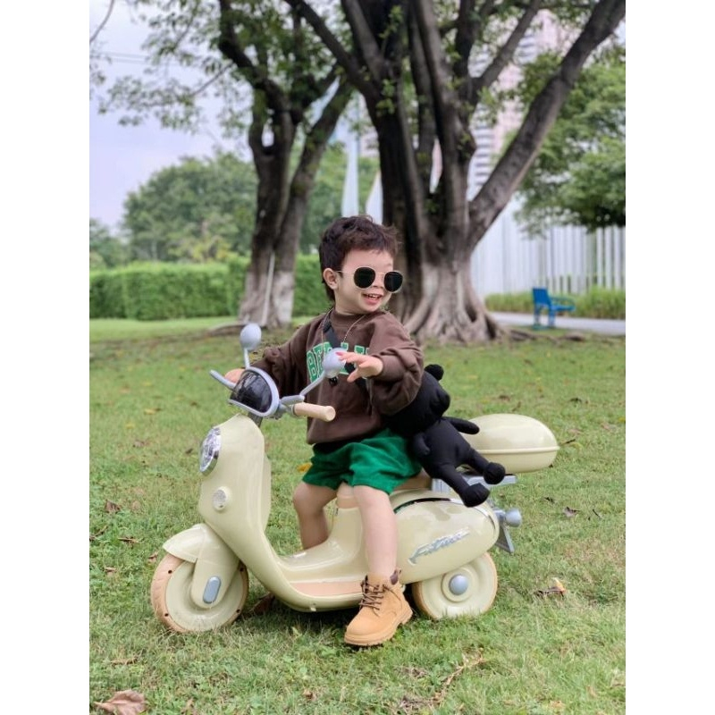 Xe Vespa loại mới cho bé có gương cho bé có kèm sạc cao cấp