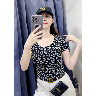 Áo phông croptop Uniqlo