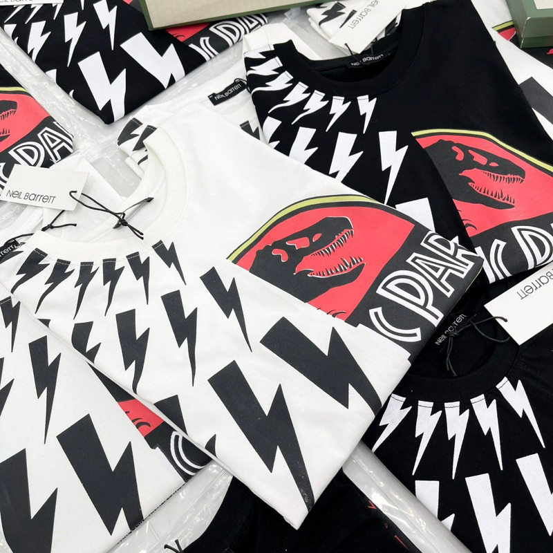 Áo phông nam nữ cổ tròn in hình tia sét Neil Barrett nửa vòng tròn khủng long đen đỏ rẻ đẹp