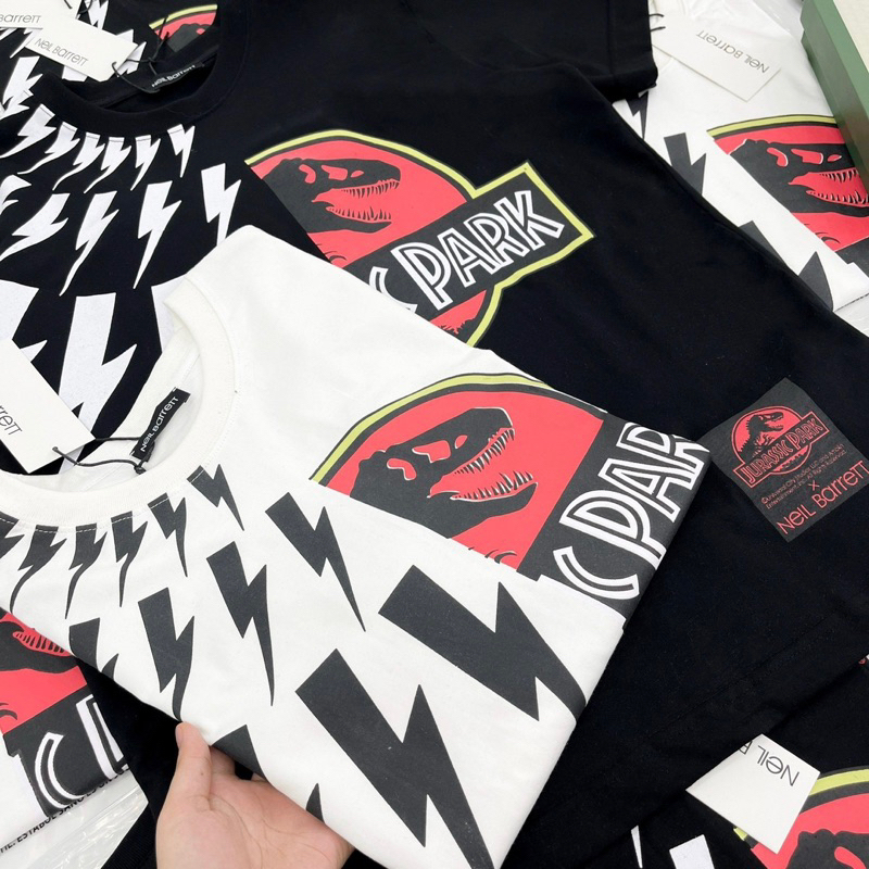 Áo phông nam nữ cổ tròn in hình tia sét Neil Barrett nửa vòng tròn khủng long đen đỏ rẻ đẹp