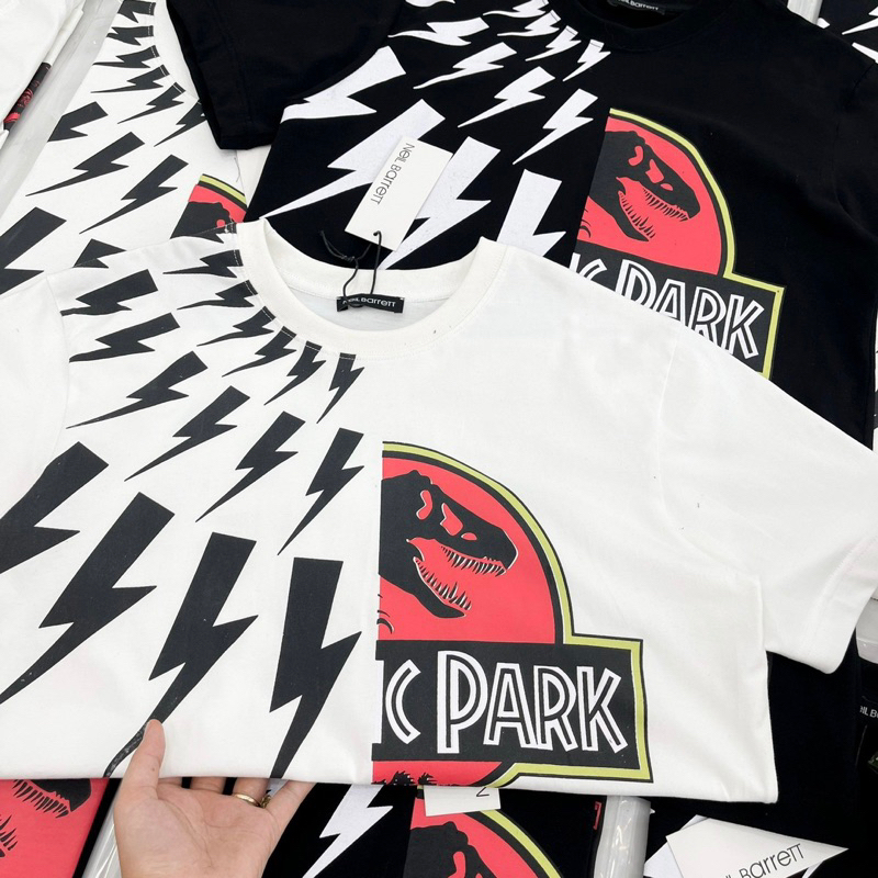 Áo phông nam nữ cổ tròn in hình tia sét Neil Barrett nửa vòng tròn khủng long đen đỏ rẻ đẹp