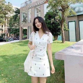 Đầm thêu trắng cổ V