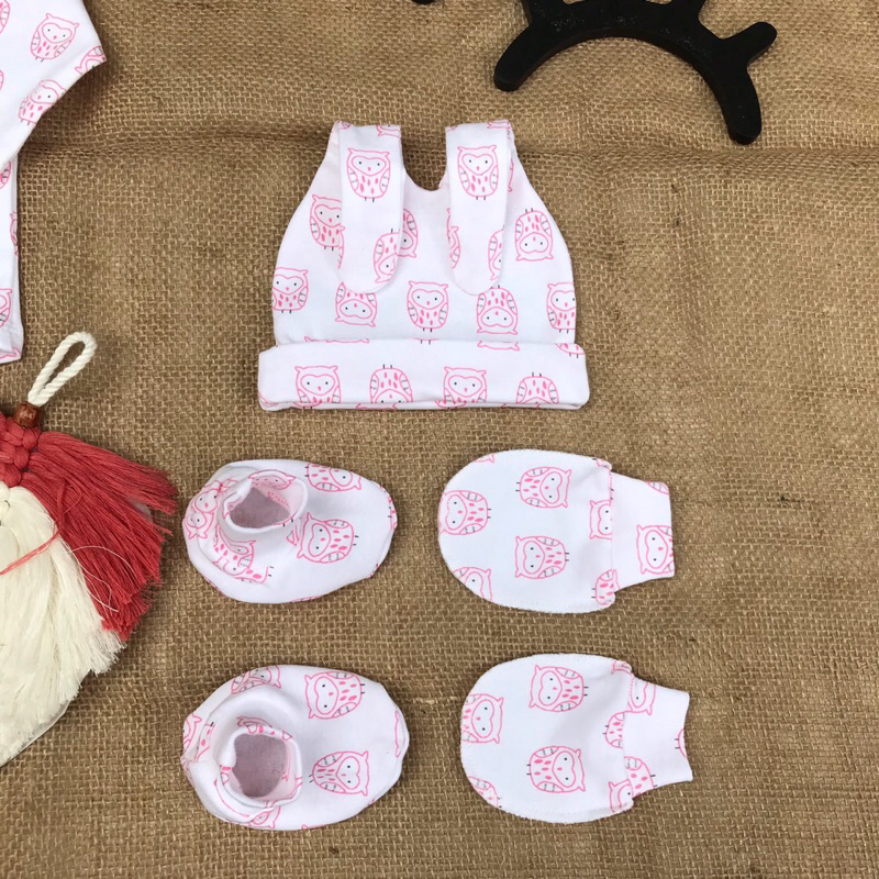 Bộ mũ bao tay bao chân sơ sinh thiết kế - giao ngẫu nhiên theo giới tính bé
