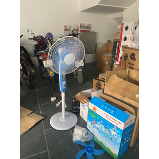 Quạt đứng 2in 1 vừa kẹp bình ắc qui 12v , vừa chạy trực tiếp điện220v