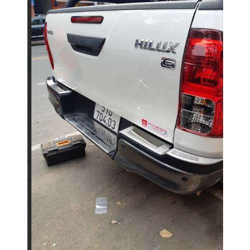 Ốp cản sau TOYOTA Hilux 2016 -nay chất liệu inox sang đẹp