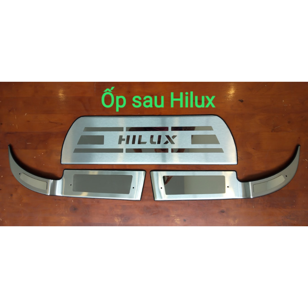 Ốp cản sau TOYOTA Hilux 2016 -nay chất liệu inox sang đẹp