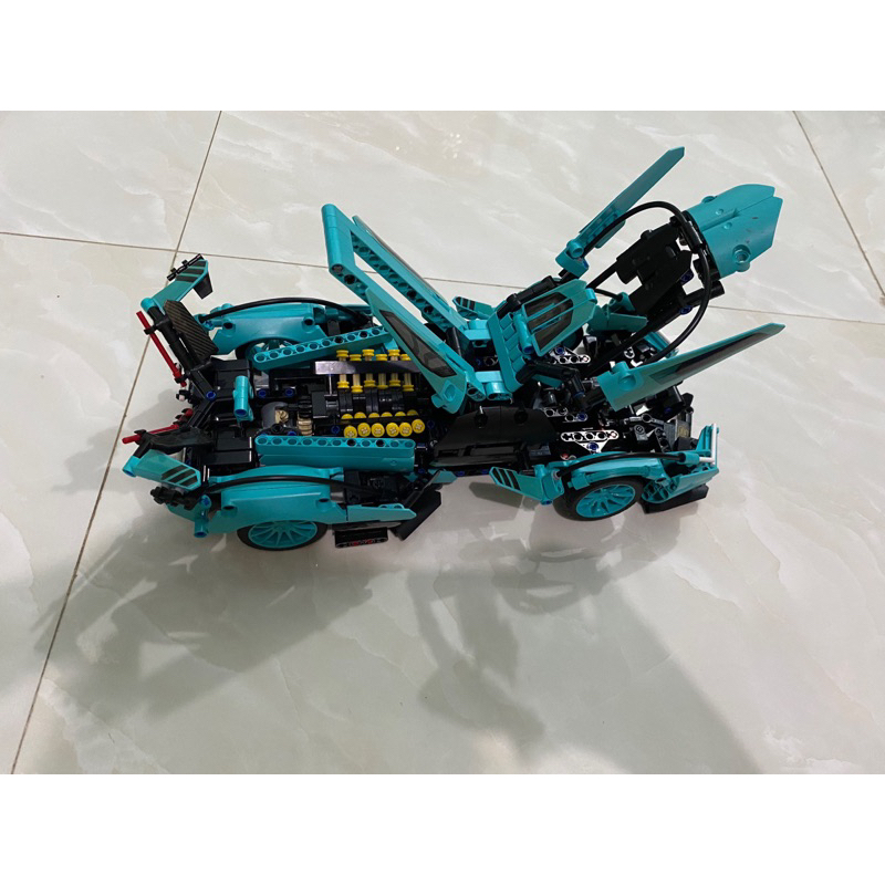 Mô hình lắp ráp Lambo V12 Blue mở cánh tỷ lệ 1:14