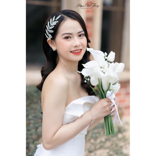 Hoa cưới cầm tay cô dâu