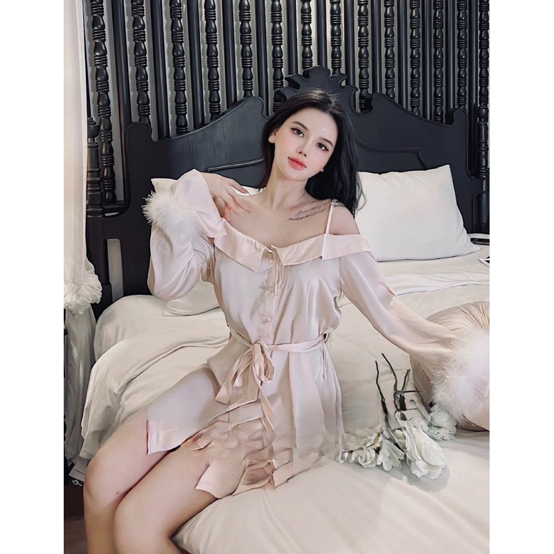 SP.359 Váy ngủ lụa hai dây dáng sơ mi dễ thương, tay đính lông vũ sang chảnh
