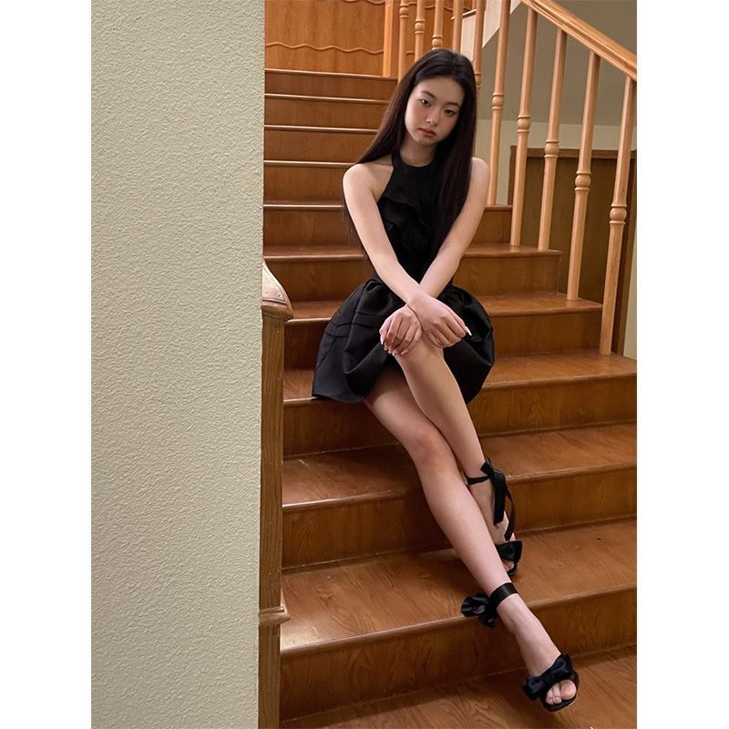 Đầm Yếm Phối Hoa To chân Váy Bồng Hàn Quôc