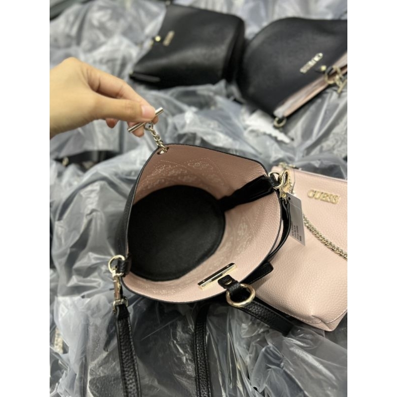 SET TÚI GUESS AMARA BUCKET BAG LASER 2 trong 1