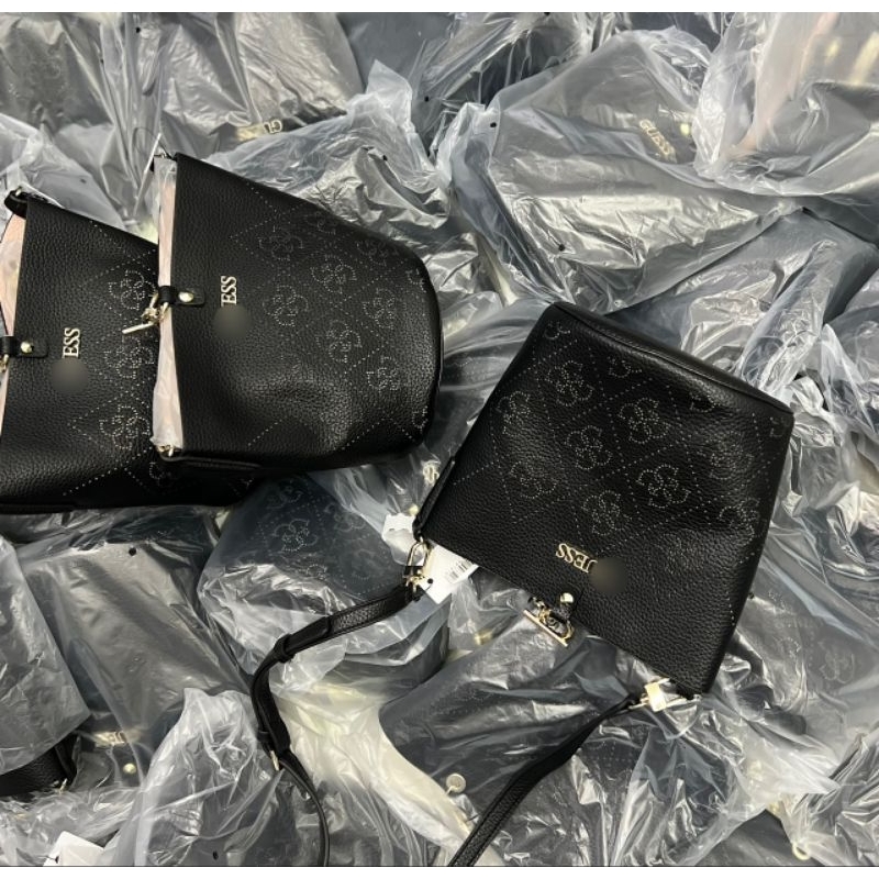 SET TÚI GUESS AMARA BUCKET BAG LASER 2 trong 1