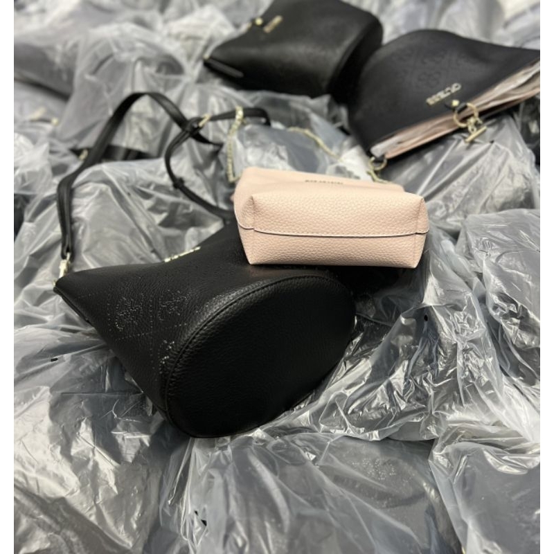 SET TÚI GUESS AMARA BUCKET BAG LASER 2 trong 1