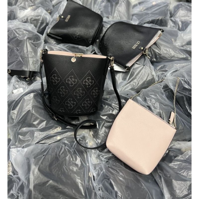 SET TÚI GUESS AMARA BUCKET BAG LASER 2 trong 1