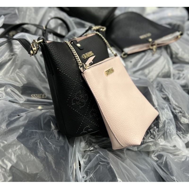 SET TÚI GUESS AMARA BUCKET BAG LASER 2 trong 1