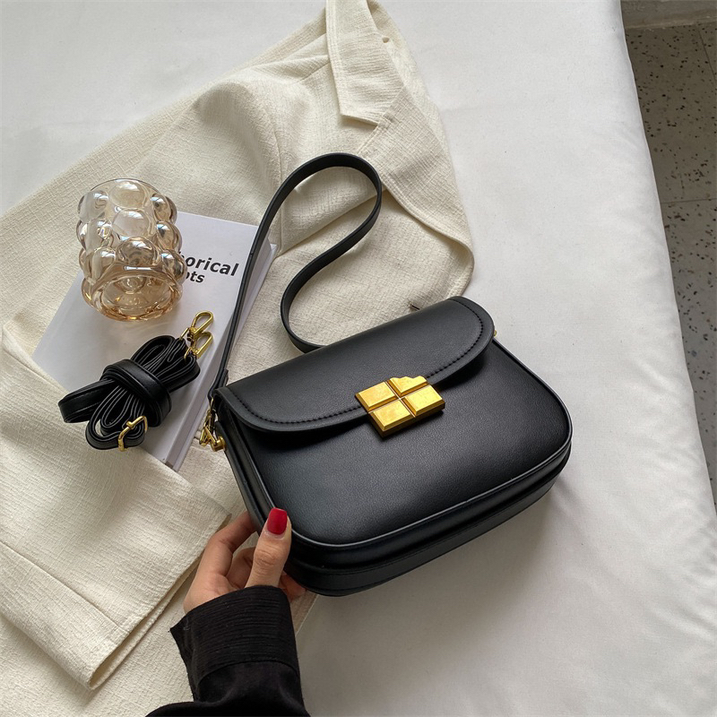 Túi đeo chéo khoá mặt vỡ da trơn có dây cầm tay mẫu mới