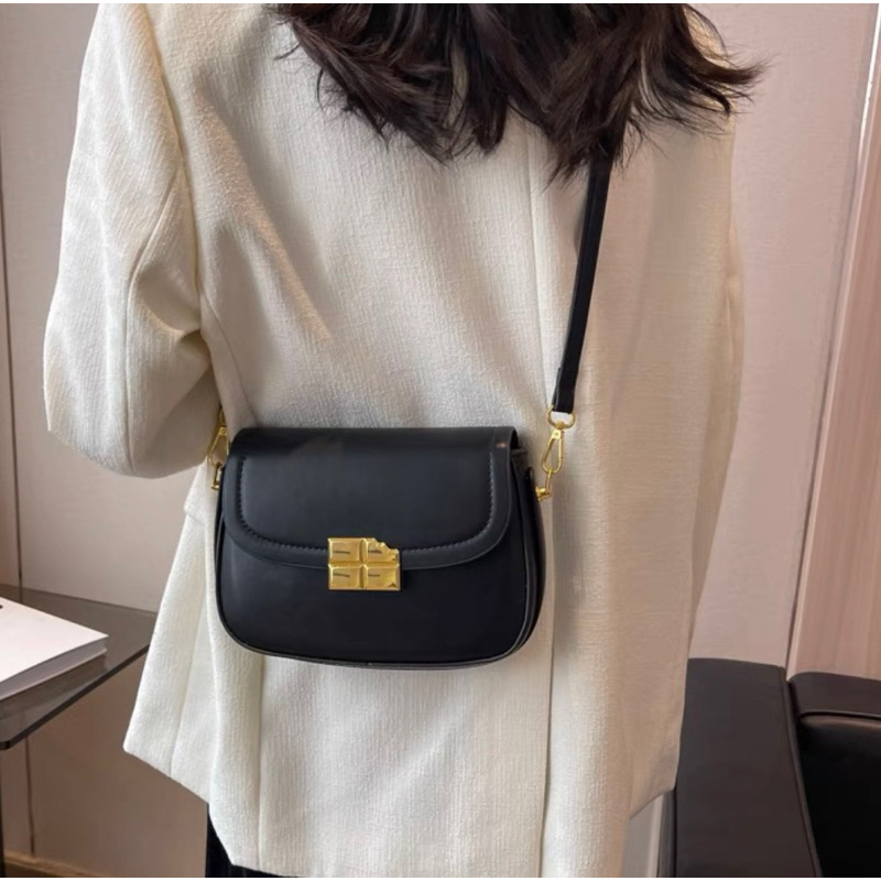 Túi đeo chéo khoá mặt vỡ da trơn có dây cầm tay mẫu mới