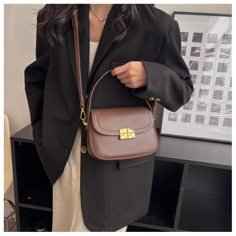 Túi đeo chéo khoá mặt vỡ da trơn có dây cầm tay mẫu mới