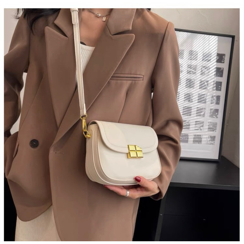 Túi đeo chéo khoá mặt vỡ da trơn có dây cầm tay mẫu mới