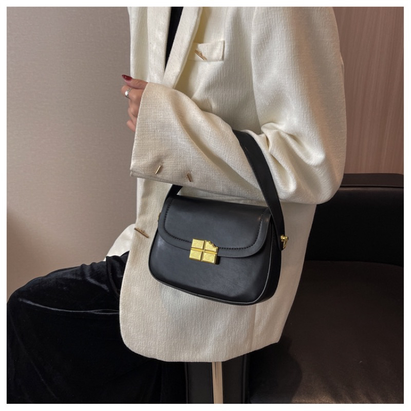 Túi đeo chéo khoá mặt vỡ da trơn có dây cầm tay mẫu mới