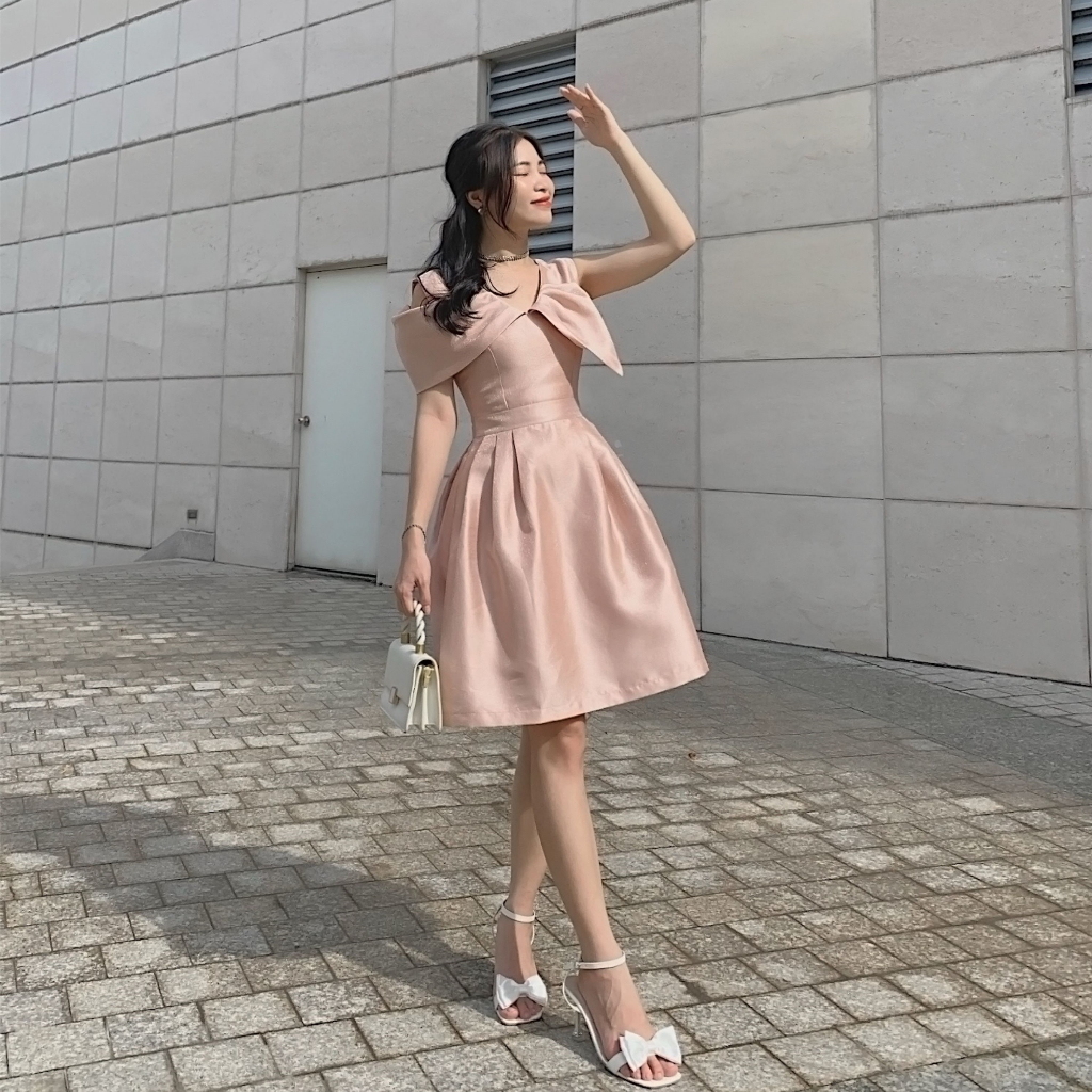 Đầm dự tiệc dáng ngắn đính nơ trước màu hồng sang trọng