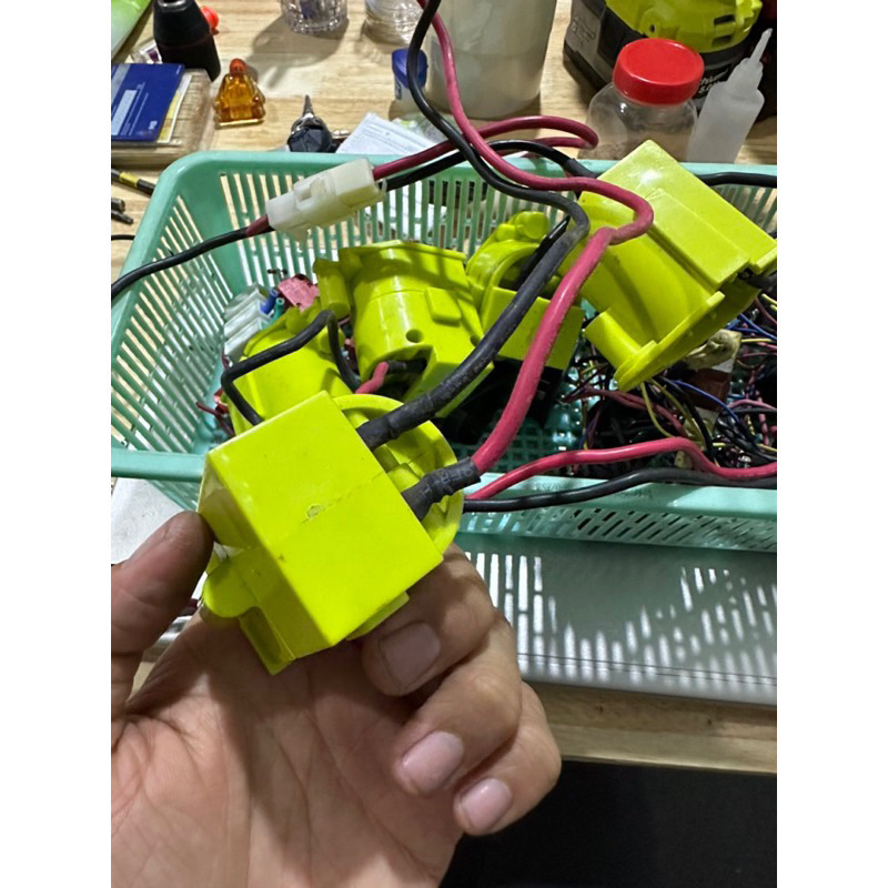 Đế pin Ryobi 18V hàng tháo máy có luôn dây mạ niken 30cm