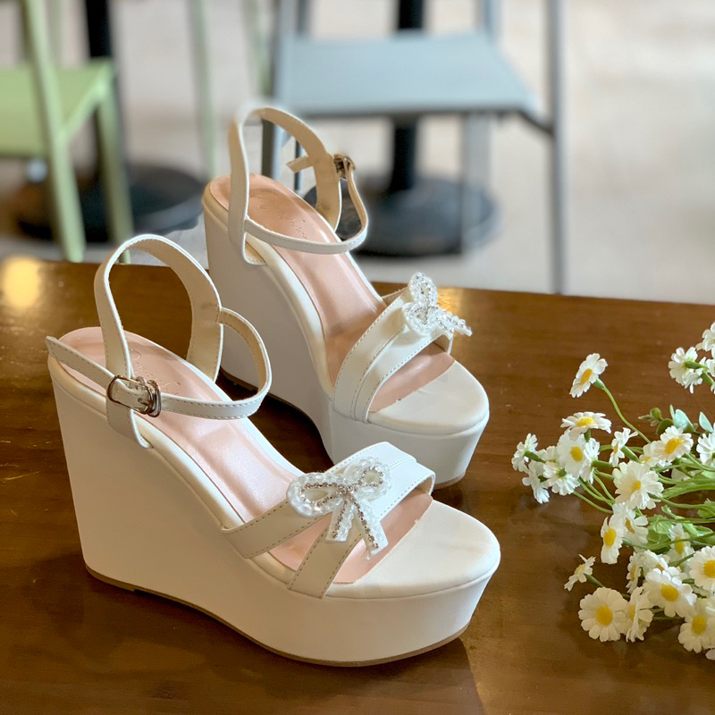 Giày sandal nữ, giày cưới đế xuồng 12cm Degoshin - tôn dáng, nhẹ êm và chắc chân đính nơ cườm.