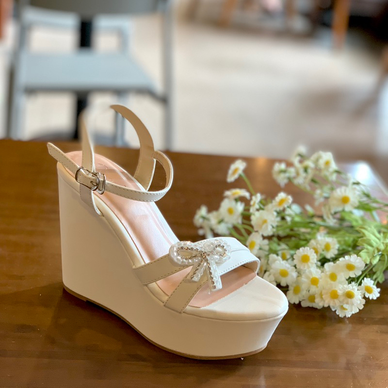 Giày sandal nữ, giày cưới đế xuồng 12cm Degoshin - tôn dáng, nhẹ êm và chắc chân đính nơ cườm.