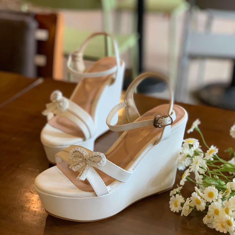 Giày sandal nữ, giày cưới đế xuồng 12cm Degoshin - tôn dáng, nhẹ êm và chắc chân đính nơ cườm.