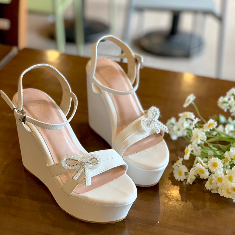 Giày sandal nữ, giày cưới đế xuồng 12cm Degoshin - tôn dáng, nhẹ êm và chắc chân đính nơ cườm.