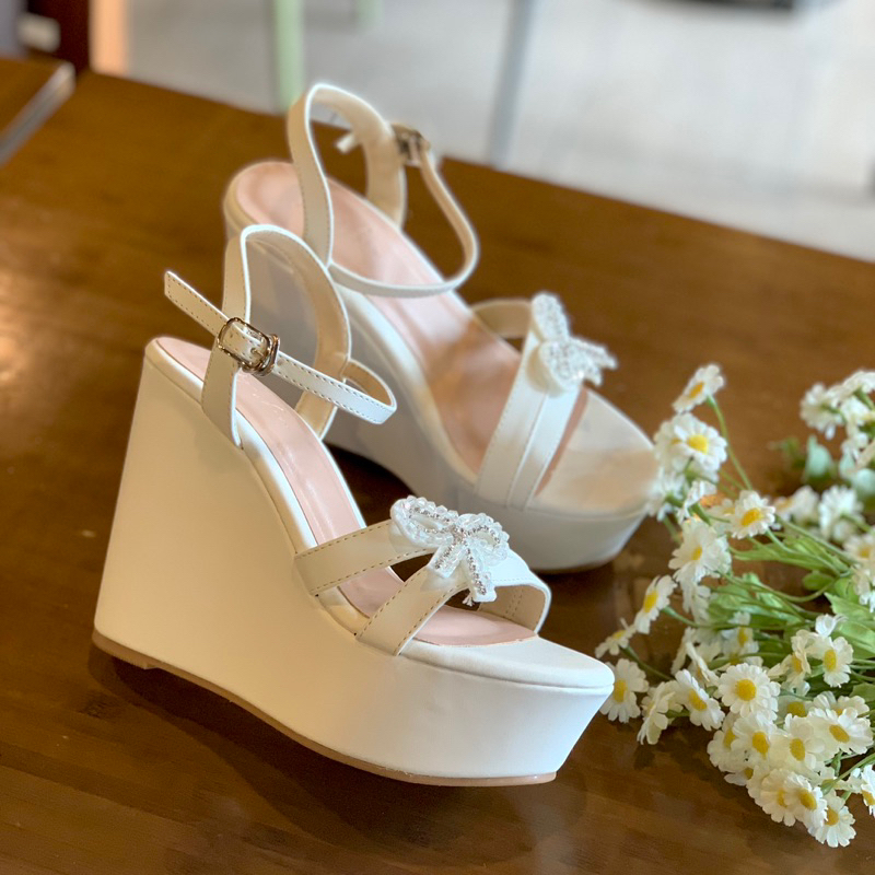 Giày sandal nữ, giày cưới đế xuồng 12cm Degoshin - tôn dáng, nhẹ êm và chắc chân đính nơ cườm.