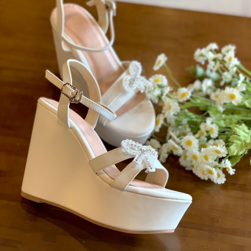 Giày sandal nữ, giày cưới đế xuồng 12cm Degoshin - tôn dáng, nhẹ êm và chắc chân đính nơ cườm.