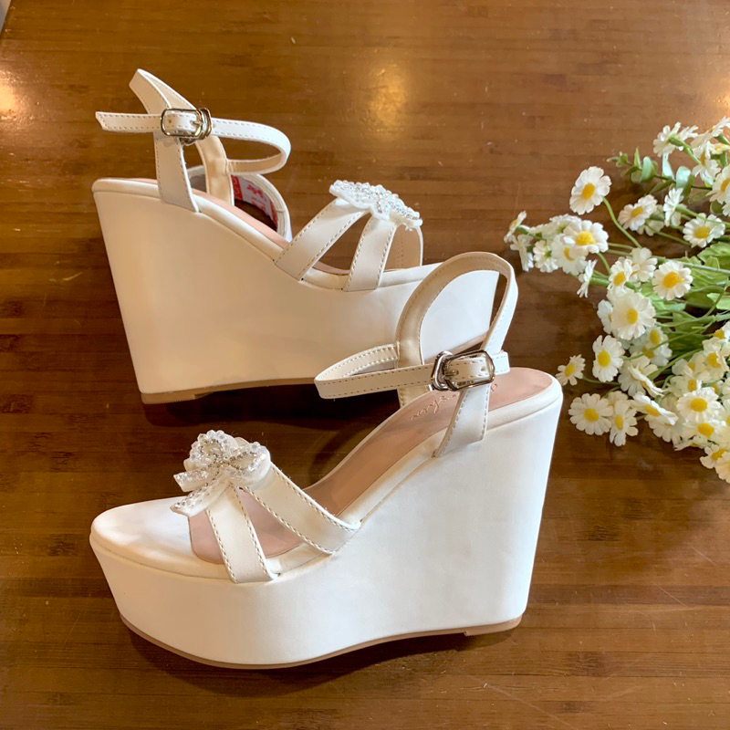 Giày sandal nữ, giày cưới đế xuồng 12cm Degoshin - tôn dáng, nhẹ êm và chắc chân đính nơ cườm.