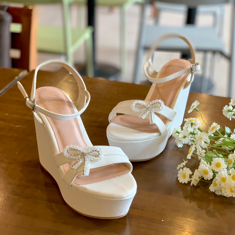 Giày sandal nữ, giày cưới đế xuồng 12cm Degoshin - tôn dáng, nhẹ êm và chắc chân đính nơ cườm.