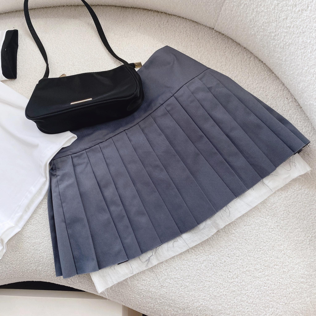 SET ÁO TRẮNG CHỮ VIỀN CỔ ĐEN IN + CHÂN XẾP LY XÁM