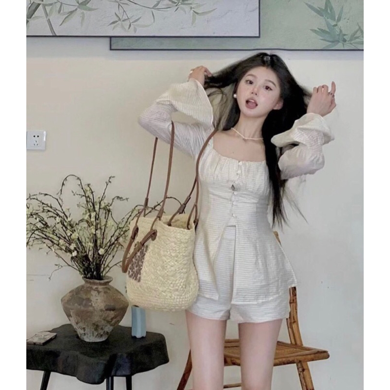 SET ÁO TRẮNG LỖ CỔ VUÔNG XẺ TÀ + SHORT