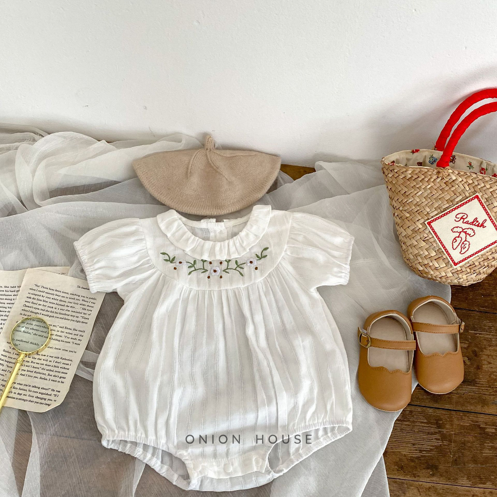 Bodysuit trắng nâu nhạt cổ bèo thêu hoa trắng bé gái
