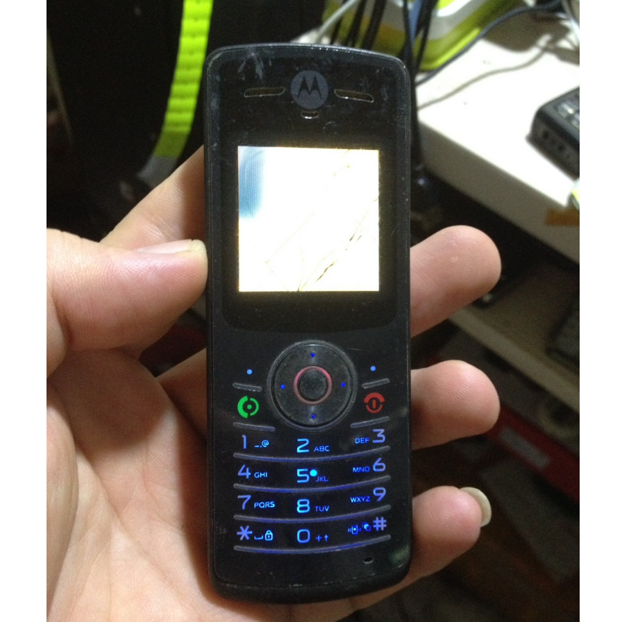 Xác MOTOROLA W175 lên vỡ màn như hình, có chuông khởi động, máy không bin