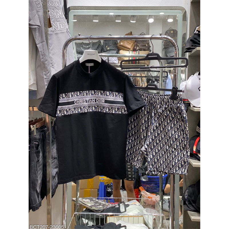 Bộ cộc Dio.R hoạ tiết ngang logo trước ngực nổi bật