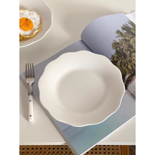 Đĩa gốm trắng basic viền gân sọc shape cánh hoa