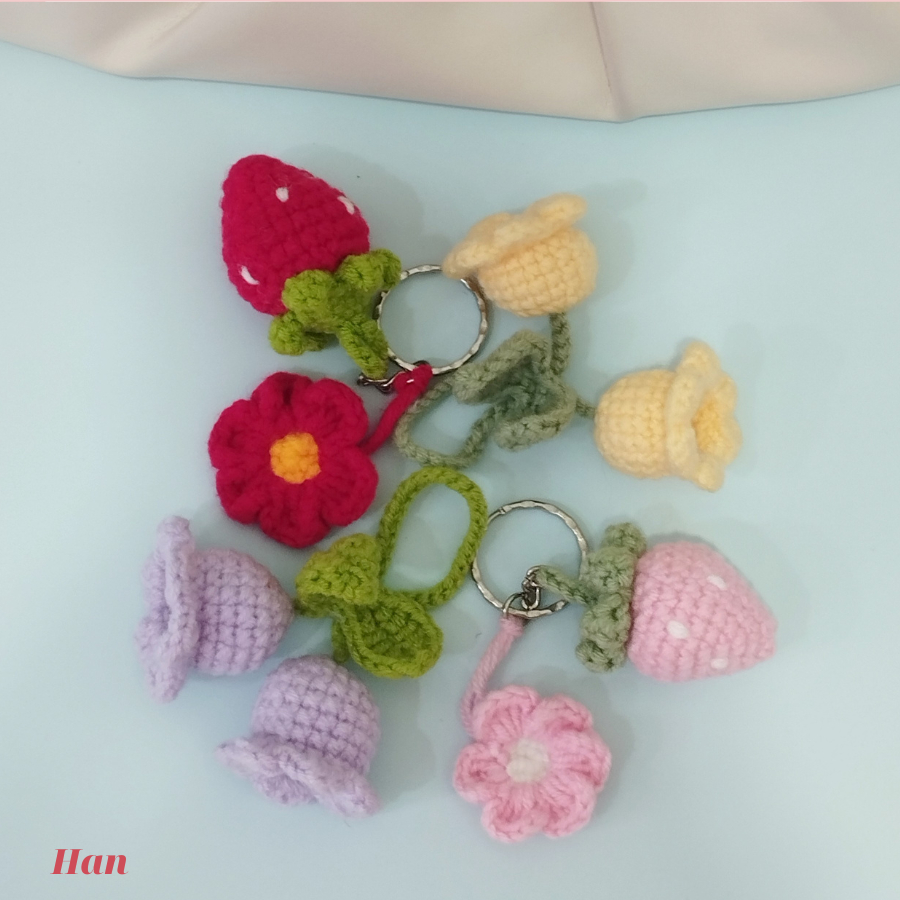 Móc khóa Dâu tây và Hoa Handmade bằng len