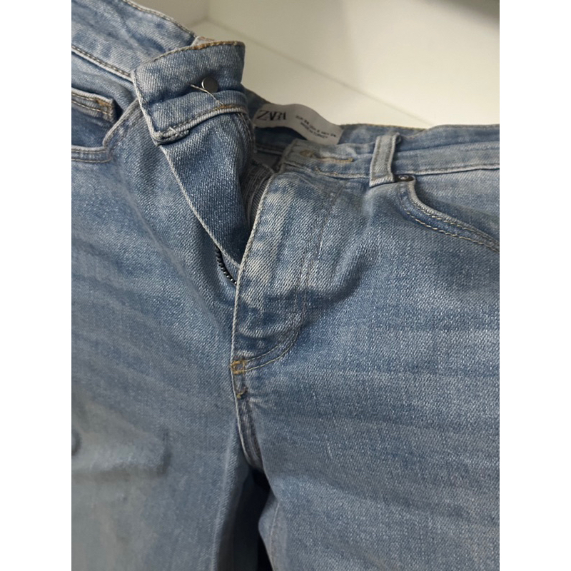 Jeans ống loe Zara