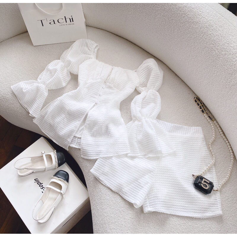 SET ÁO TRẮNG LỖ CỔ VUÔNG XẺ TÀ + SHORT