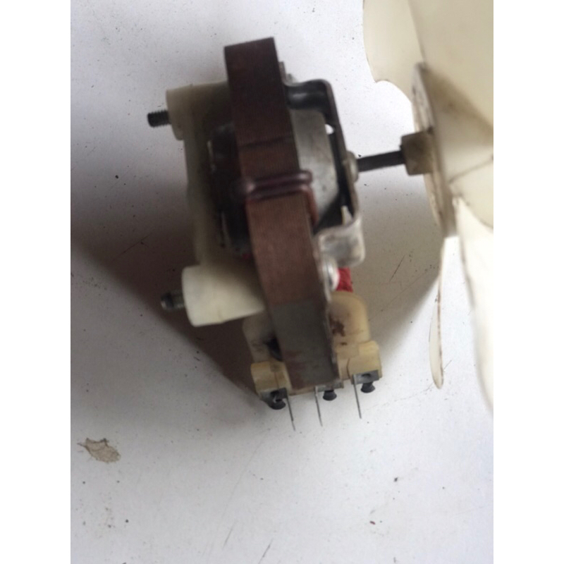 Quạt lò vi sóng 2 và 3 chân cắm