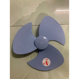 Cánh quạt B2 Senko chính hãng, có kèm lò xo giữ cốt.