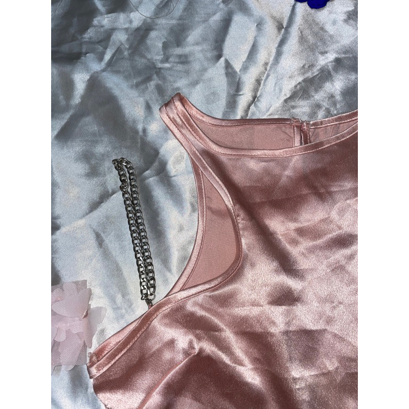 Áo 3 lỗ dáng dài xẻ tà mùa hồng ngọt ngào kèm dây xích ôm eo